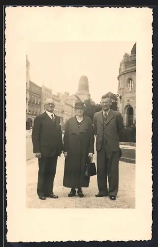 Foto-AK Bad-Neuenahr, Dame mit zwei Herren auf der Strasse 1936