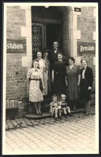 Foto-AK Hatzenport, Angestellte vor dem Hotel 1941