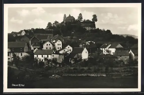AK Daun i. Eifel, Teilansicht mit umliegenden Feldern