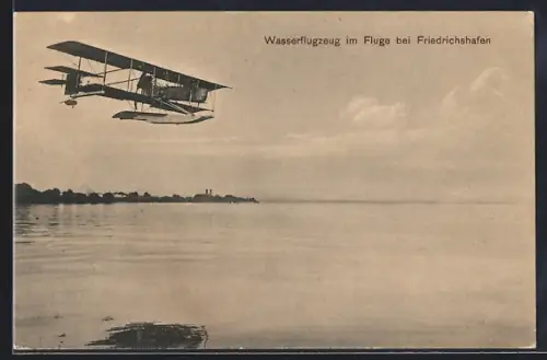 AK Friedrichshafen, Panorama mit Wasserflugzeug im Fluge