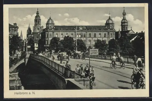 AK Heilbronn a. N., Brücke mit Passanten
