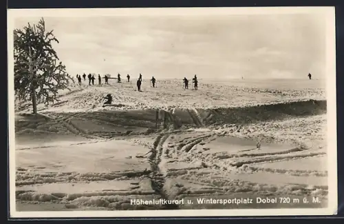 AK Dobel / Schwarzwald, Wintersportplatz, Skifahrer im Schnee