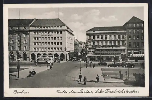 AK Berlin, Unter den Linden Ecke Friedrichstrasse, Strassenszene, Geschäfte, Strassenbahn