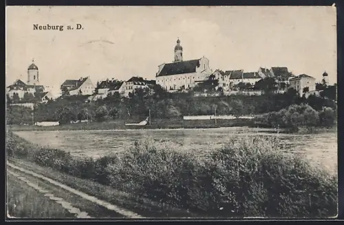 AK Neuburg a. D., Stadtansicht mit Kirche und Donau