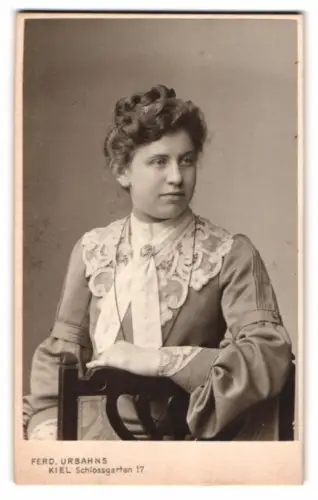 Fotografie Ferd. Urbahns, Kiel, Schlossgarten 17, Helene Küster im November 1903