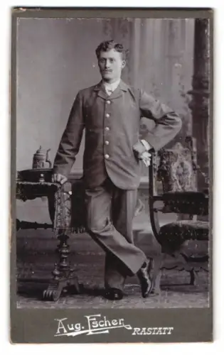 Fotografie Aug. Escher, Rastatt, Herr in elegantem Anzug