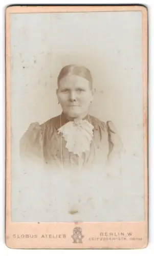 Fotografie Globus Atelier, Berlin, Leipziger-Str. 132/135, Porträt einer Dame