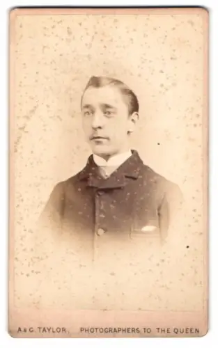 Fotografie A. & G. Taylor, Sheffield, Norfolk Street 101, Porträt eines jungen Mannes