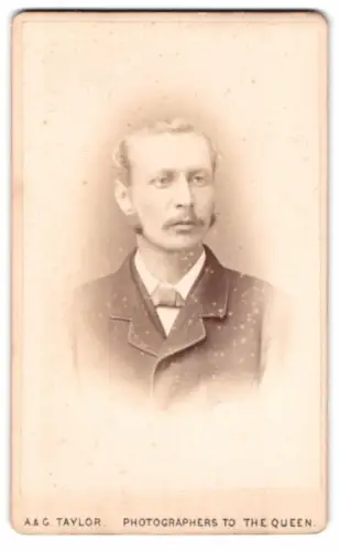 Fotografie A. & G. Taylor, Sheffield, Norfolk Street 101, Porträt eines Herrn