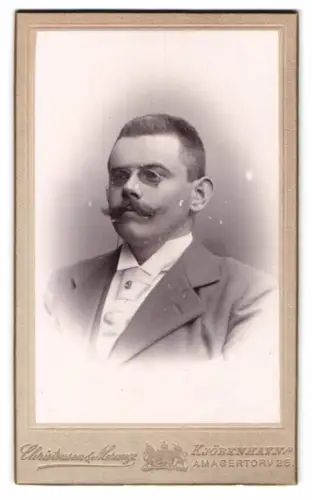 Fotografie Christensen & Morange, Kjöbenhavn, Amagertorv 25, Porträt eines Mannes mit Brille und Schnurrbart