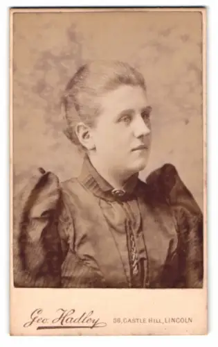 Fotografie Geo. Hadley, Lincoln, Castle Hill 36, Porträt einer Frau
