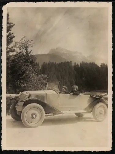 Fotografie Auto Praga Cabrio, Knabe nebst Mutter im Cabriolet sitzend