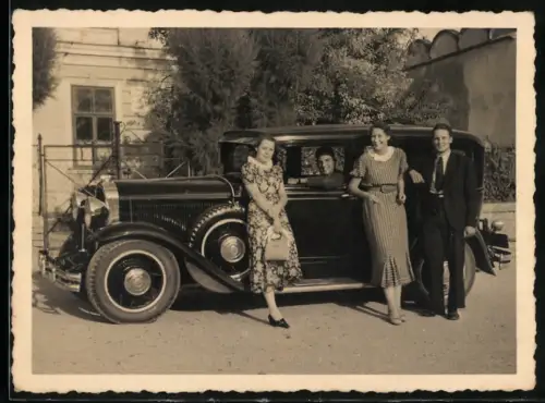 Fotografie Auto Brennabor, Paare mit Limousine 1937