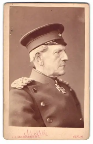 Fotografie J. C. Schaarwächter, Berlin, Graf von Moltke in Uniform mit Orden, Seitenprofil