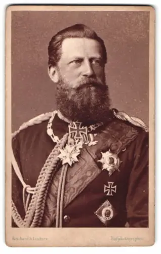 Fotografie Reichard & Lindner, Berlin, Kaiser Friedrich III. in Uniform mit Orden