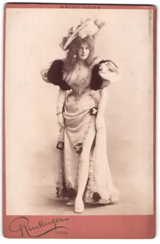 Fotografie Reutlinger, Paris, Liane de Vries, holländische Sängerin im Korsettkleid mit Hut