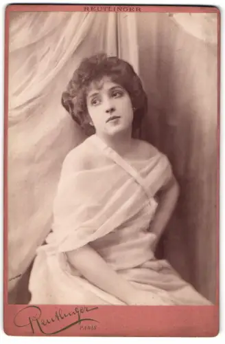 Fotografie Reutlinger, Paris, Schauspielerin Nelia im schulterfreien Kleid