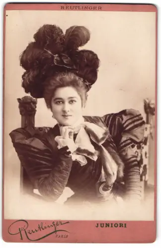 Fotografie Reutlinger, Paris, Schauspielerin Juniori mit Federn geschmücktes Haar