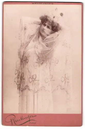Fotografie Reutlinger, Paris, Schauspielerin St. Cry in durchsichtigem Tuch gehüllt