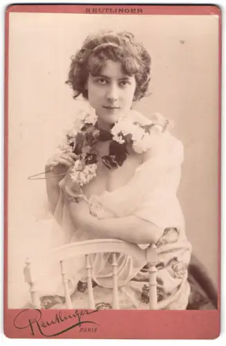 Fotografie Reutlinger, Paris, Schauspielerin Lepinoy schaut tief in die Kamera