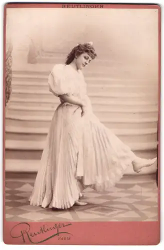 Fotografie Reutlinger, Paris, Schauspielerin d`Allet im hellen Kleid