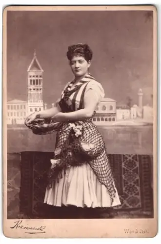 Fotografie Krziwanek, Wien, Caroline Finaly als Annina im Stück Eine Nacht in Venedig