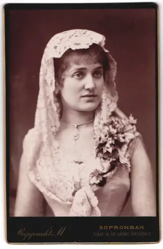 Fotografie M. Rupprecht, Sopronban, Schauspielerin Betty Calliano mit Kopftuch