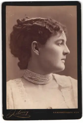 Fotografie J. Löwy, Wien, Schauspielerin Emma Blume im Seitenprofil