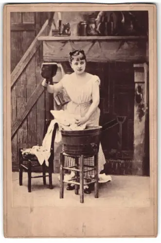 Fotografie S. B. Farren and Son, New York, Juliette Baumaine im Stück La Cigale, Schauspielerin am Waschzuber