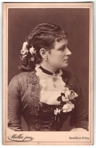 Fotografie M. Müller jun., Wien, Hermine Albrecht im taillierten Kleid, österr. Theaterschauspielerin