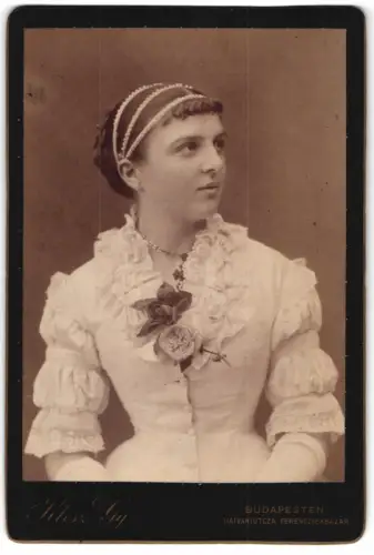 Fotografie Klösz Gy, Budapest, Cronelia Szekely, Schönheitskönigin von 1882