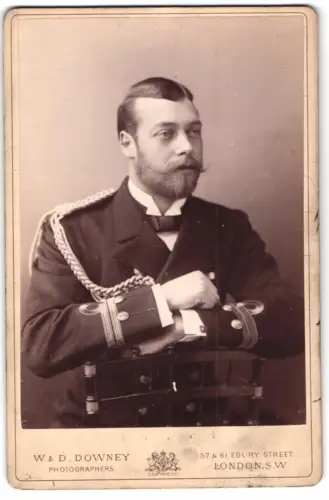 Fotografie W. & D. Downey, London, Prinz George V. von Wales, später König Georg V. in Marine Uniform