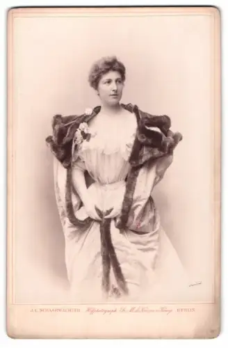 Fotografie J. C. Schaarwächter, Berlin, Schauspielerin Maria Reisenhofer im prächtigen Kleid