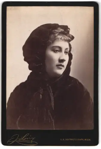 Fotografie J. Löwy, Wien, Schauspielerin Olga Blume im zugeschnürrten Mantel