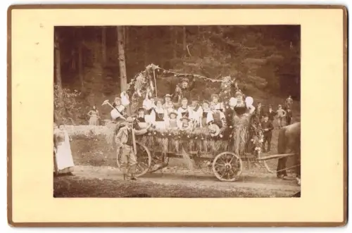 Fotografie unbekannter Fotograf, Ansicht Kirchschlag in der Buckligen Welt, Trachtengruppe zum Erntedankfest 1896