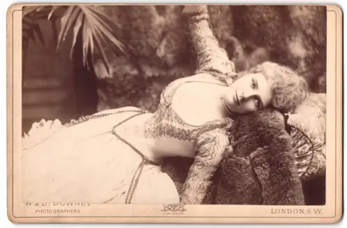 Fotografie W. & D. Downey, London, Schauspielerin Nellie Stewart in lasziver Pose