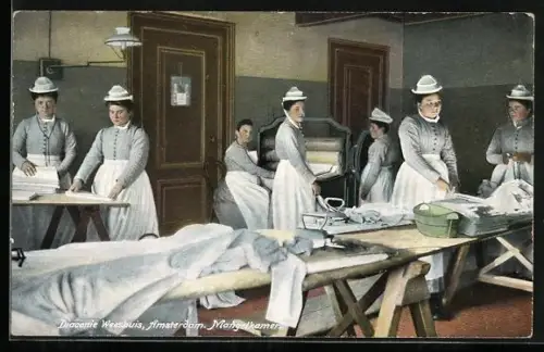 AK Amsterdam, Frauen arbeiten in der Mangelkammer der Diakonie Weeshuis