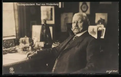 AK Paul von Hindenburg am Schreibtisch seines Arbeitszimmers