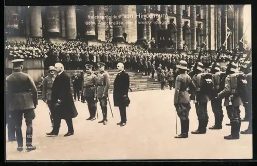 AK Berlin, Reichspräsident Paul von Hindenburg beim Abschreiten der Ehrenkompagnie am Reichstag