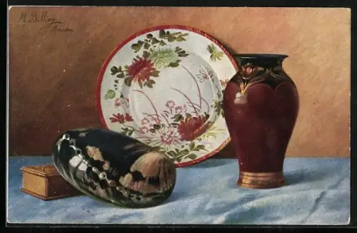Künstler-AK M.Billing: Seemuschel neben einem Teller und Vase auf dem Tisch