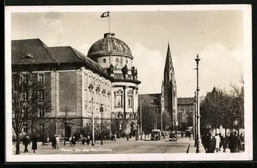 AK Posen / Poznan, Strassenpartie an der Paulikirche, Passanten