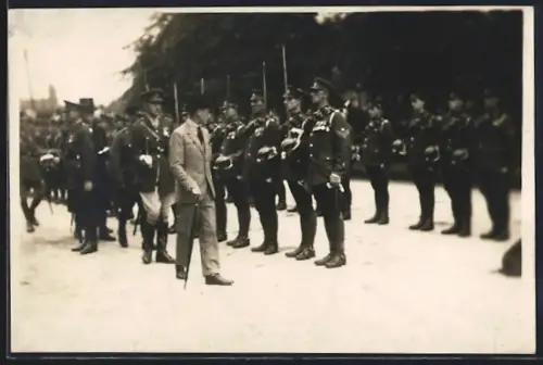 Foto-AK Worksop, Angetretene Soldaten mit Orden