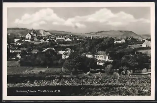 AK Ernstbrunn /N. D., Gesamtansicht von einem Feld aus