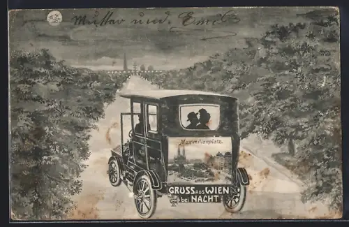 Künstler-AK Wien, Auto mit Liebespaar und Chauffeur vor der Stadt, Bild vom Maximilianplatz, Mond, Wien bei Nacht