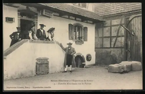 AK Nancy, Maisons Alsaciennes á l'Exposition, Famille Alsacienne sur le Perron