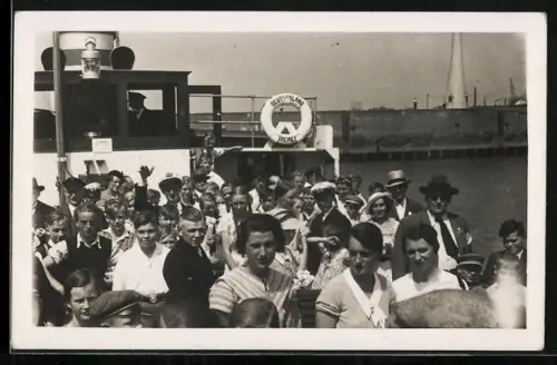 Foto-AK Passagierschiff Deutschland, Passagiere an Deck