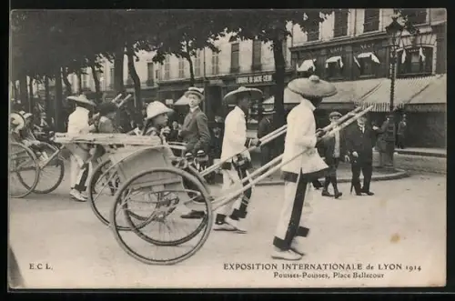 AK Lyon, Exposition International 1914, Pousses-Pousses, Place Bellecour