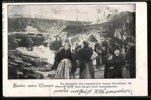 AK Berlin-Wedding, Die Bewohner des eingestürzten Hauses Gerichtsstrasse 23 beim Bergen ihrer Habseligkeiten, Unwetter