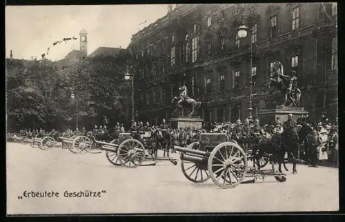 AK Berlin, Soldatenparade auf Pferden mit erbeuteten Geschützen, Schlossplatz