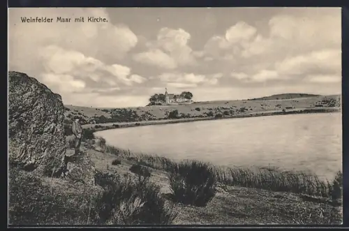AK Daun / Eifel, Weinfelder Maar, Kirche Weinfeld